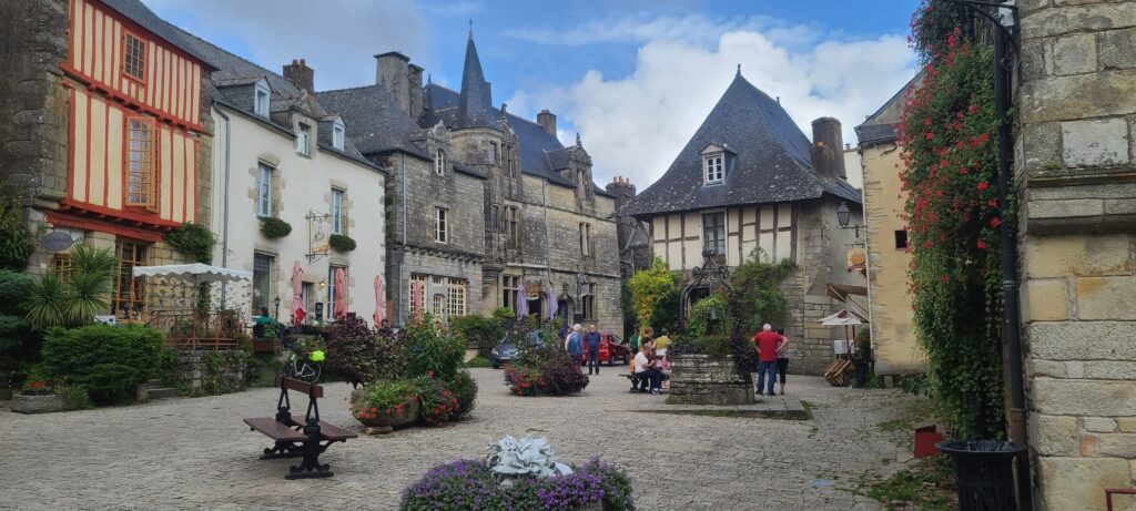 Rochefort en terre, uno de los pueblos mas bonitos que nos encontramos en nuestro viaje en autocaravana a la provenza de francia